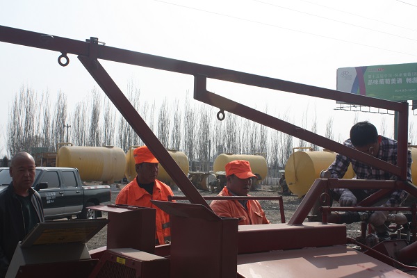 養(yǎng)護(hù)工區(qū)開展新灌縫機(jī)驗(yàn)收培訓(xùn)活動